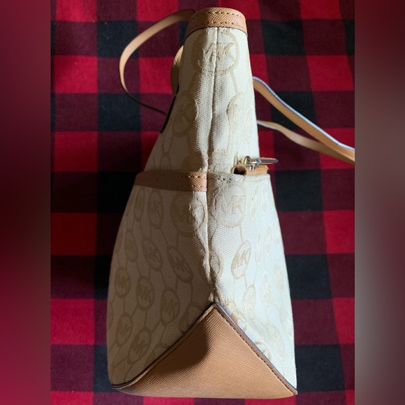 Michael Kors Kempton Signature Medium Tote. In good condition. - Picture 8 of 12